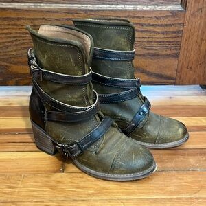 Freebird Canyon size 8 Olive color